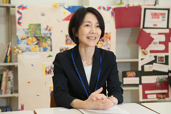 英語科の斉藤麻衣子先生